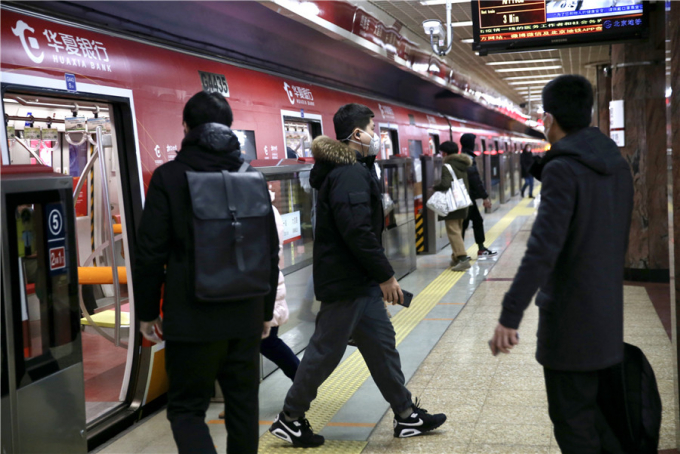 Người dân giữ khoảng cách an toàn tại ga tàu điện ngầm ở Bắc Kinh. Ảnh: China Daily
