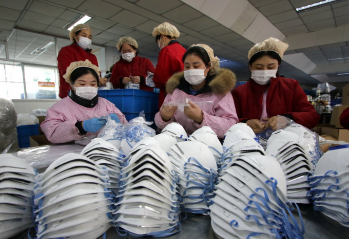 Bên trong một nhà máy sản xuất khẩu trang y tế ở Trung Quốc. Ảnh:THX