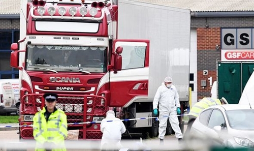 Chiếc xe tải chở người nhập cư đã chết bị phát hiện trên đường từ Bỉ sang Anh. Ảnh Dailymail