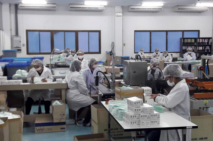 Bên trong một nhà máy sản xuất khẩu trang ở tỉnh Chon Buri. Hiện Thái Lan có thể sản xuẩt khoảng 500 triệu chiếc khẩu trang/năm. Ảnh: BKP