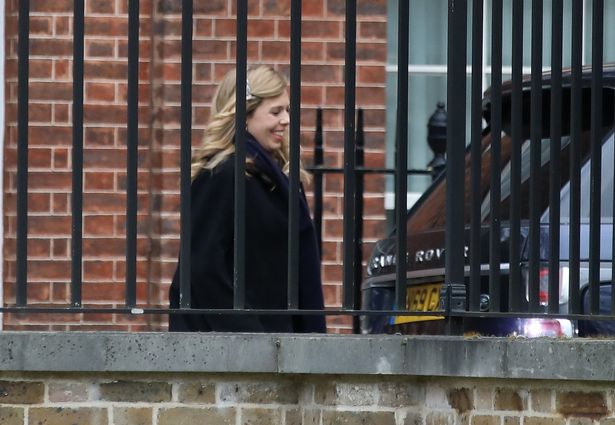 Hình ảnh bạn gái Thủ tướng Anh dời khỏi Số 10 Phố Downing bị báo giới ghi lại. Ảnh: Mirror