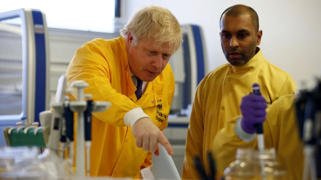 Thủ tướng Anh Boris Johnson mặc đồ bảo hộ thăm một cơ sở y tế ở thủ đô London. Ảnh: Sky News