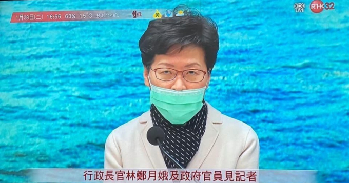 Lãnh đạo Hong Kong Carrie Lam đeo khẩu trang sai cách khi xuất hiện trên truyền hình nói về dịch Covid-19 từng bị dân chúng chỉ trích. Ảnh: SCMP