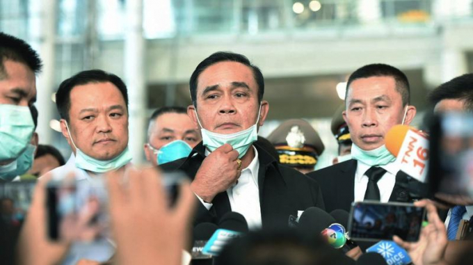 Thủ tướng Thái Lan Pray ut-Chan Ocha trong vòng vây báo giới nói về các giải pháp đối phó dịch bệnh coronavirus. Ảnh: The Nation