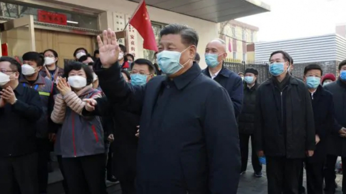 Chủ tịch Trung Quốc Tập Cận Bình đeo khẩu trang y tế xuất hiện trên đường phố Bắc Kinh hồi tháng 2. Ảnh: Xinhua