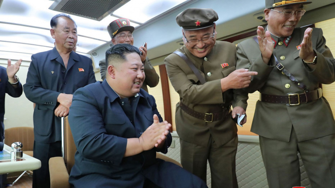 Nhà lãnh đạo Kim Jong-un theo dõi một vụ phóng thử tên lửa tại một địa điểm không được tiết lộ ở Triều Tiên hồi năm ngoái. Ảnh: AP