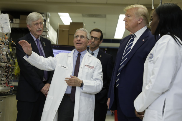 Tiến sĩ Anthony Fauci giới thiệu với Tổng thống Mỹ Donald Trump trong chuyến thăm Viện Y tế Quốc gia ở Bethesda, Maryland hồi tuần trước. Ảnh: NYP