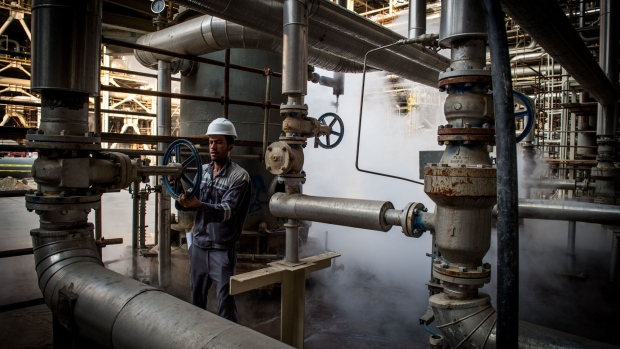 Giá dầu giảm có thể gây ra biểu tình, bất ổn chính trị tại một số nước OPEC. Ảnh: Bloomberg