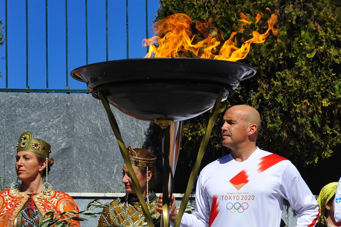 Diễn viên Billy Zane tham dự lễ rước đuốc Olympic tại Athen (Hy Lạp) hôm 13/3 đã phải tạm dừng lại lịch trình vì Covid-19, trước khi sự kiện tiếp sức này đến Nhật Bản dự kiến ​​vào ngày 26 tháng 3. Ảnh: Reuters