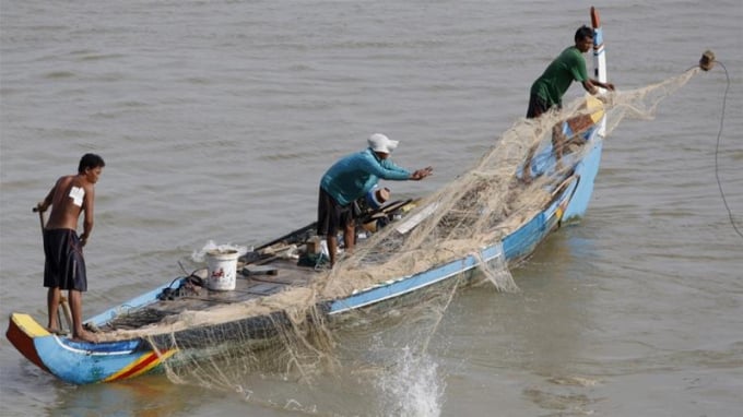 Hàng trăm con đập thủy điện lớn nhỏ phía thượng nguồn và các nhánh của Mekong khiến nguồn cá tôm bị cạn kiệt. Ảnh: EPA