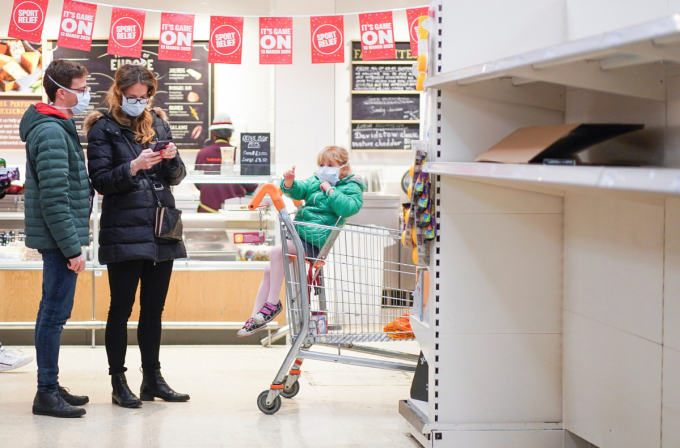 Một gia đình ở thủ đô London đi tìm mua khẩu trang tại siêu thị hôm 15/3. Ảnh: CND.