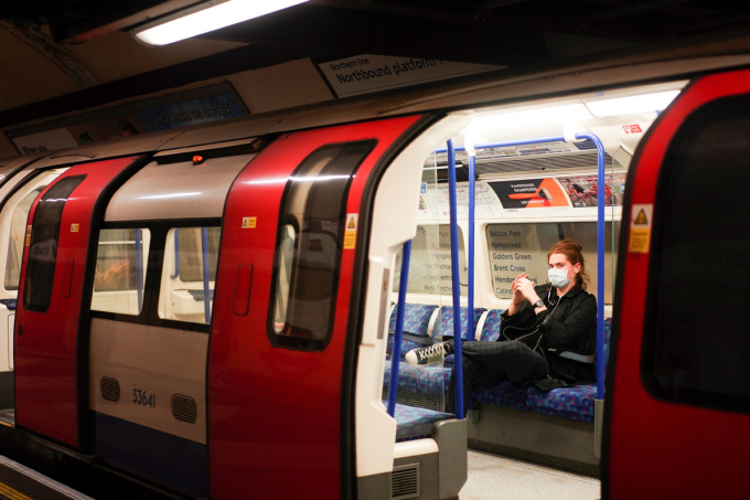 Một phụ nữ Anh đeo khẩu trang trên tàu điện ngầm ở London hôm 15/3. Ảnh: CND