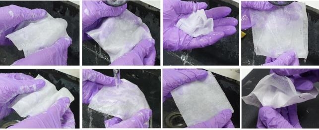 Hình ảnh  màng lọc bằng vật liệu nano mới được thử nghiệm giặt bằng tay với xà phòng. Ảnh: Yonhap