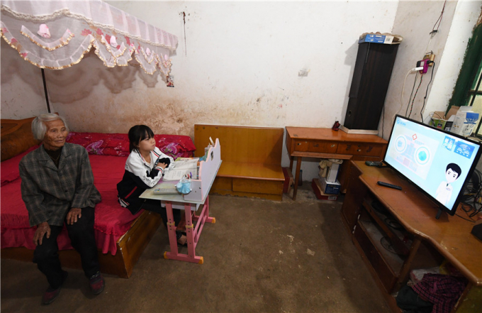 Một em bé ở thành phố Nam Ninh, khu tự trị dân tộc Choang Quảng Tây học bài qua mạng hôm 12 tháng 3. Ảnh: Chinadaily