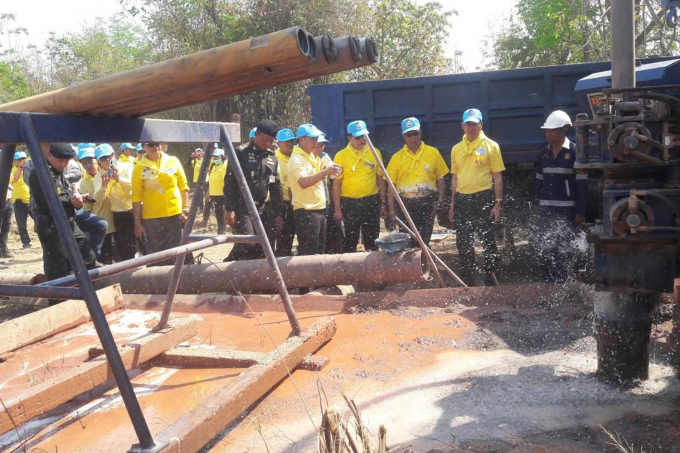 Giới chức ngành tài nguyên Thái Lan hướng dẫn người dân tỉnh Nakhon Ratchasima khoan giếng. Ảnh: Getty