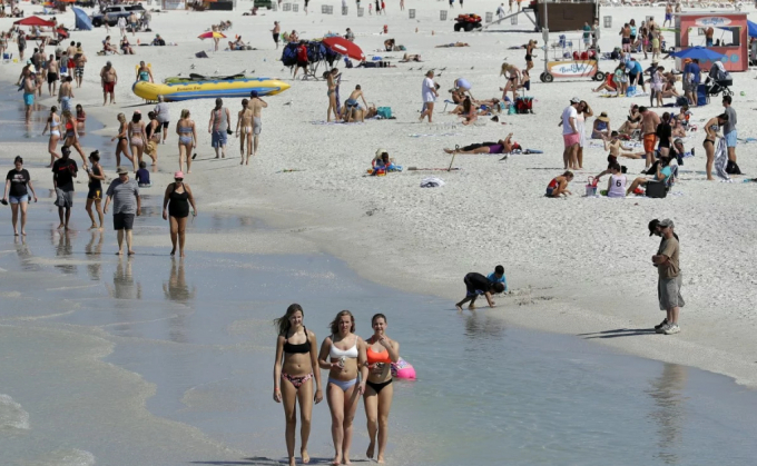 Giới trẻ Mỹ vẫn tụ tập trên bãi biển Clearwater, Florida hôm 18/3, bất chấp khuyến nghị giãn cách xã hội.   Ảnh: AP