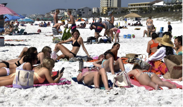 Học sinh Mỹ nằm trên bãi biển trong kỳ nghỉ xuân hôm 16/3 và cho rằng “ở đây an toàn hơn ở trường”. Ảnh: AP