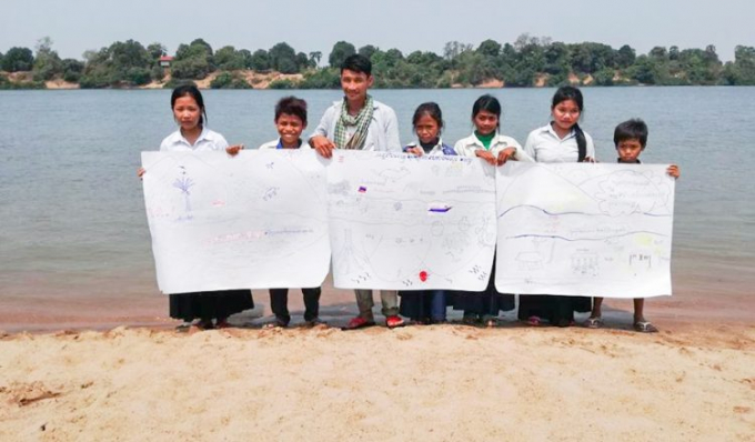 Học sinh ở tỉnh Kratie (Campuchia) phản đối kế hoạch phát triển thủy điện trên sông Mekong hồi năm 2017. Ảnh: Khmertimes