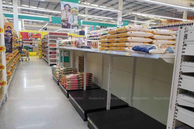 Quầy hàng gạo tại hệ thống siêu thị Tesco Lotus ở Thái Lan hôm đầu tháng 3 bị hốt trống do người dân lo ngại về sự lây lan của coronavirus. Ảnh: Pitsinee Jitpleecheep