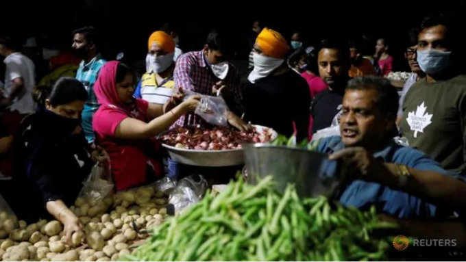 Dân Ấn Độ đổ xô ra các chợ địa phương tích rau củ trước giờ phong tỏa toàn quốc. Ảnh: Reuters
