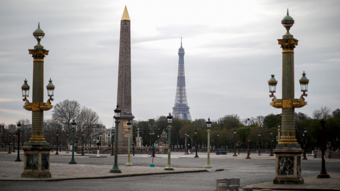Quảng trường Concord ở thủ đô Paris không một bóng người. Ảnh: Reuters