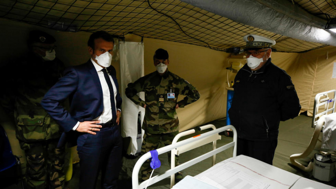 Tổng thống Emmanuel Macron thăm bệnh viện dã chiến ở Mulhouse hôm 25/3. Ảnh: Reuters
