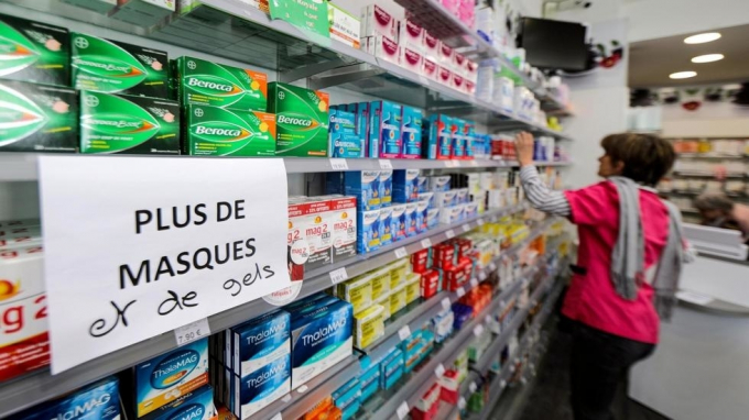 Nhiều hiệu thuốc trên toàn nước Pháp dán thông báo “Hết khẩu trang và dung dịch rửa tay hôm đầu tháng 3. Ảnh: Reuters