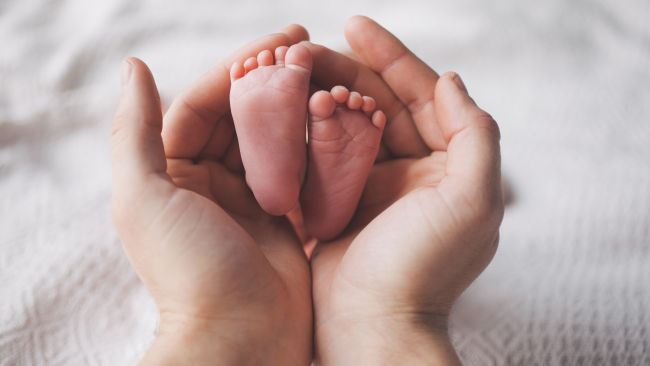 Một trẻ sơ sinh ở Mỹ tử vong vì COVID-19 hôm 28/3, đánh dấu một trường hợp cực kỳ hiếm gặp trong đại dịch toàn cầu. Ảnh: Shutterstock