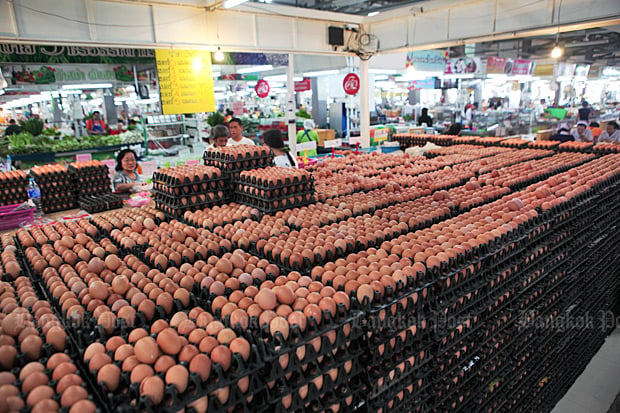 Một cửa hàng trứng ở chợ nông sản Seri trước thời điểm có lệnh xuất khẩu trứng.                   Ảnh: Apichart Jinakul