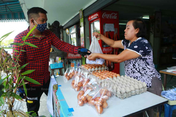 Người dân Thái Lan mua trứng gà tại chợ Pak Nam thuộc tỉnh Samut Prakan. Ảnh: Somchai Poomlard