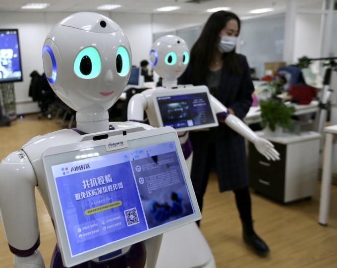 Robot tư vấn y tế và sức khỏe được đặt tại công viên ở thủ đô Bắc Kinh giúp chẩn đoán nhanh nhiều loại bệnh. Ảnh: CND