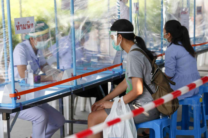 Bệnh nhân và y tá được ngăn cách qua một vách ngăn kinh tại Bệnh viện Pranangklao ở tỉnh Nonthaburi. Ảnh: Pattarapong Chatpattaraill