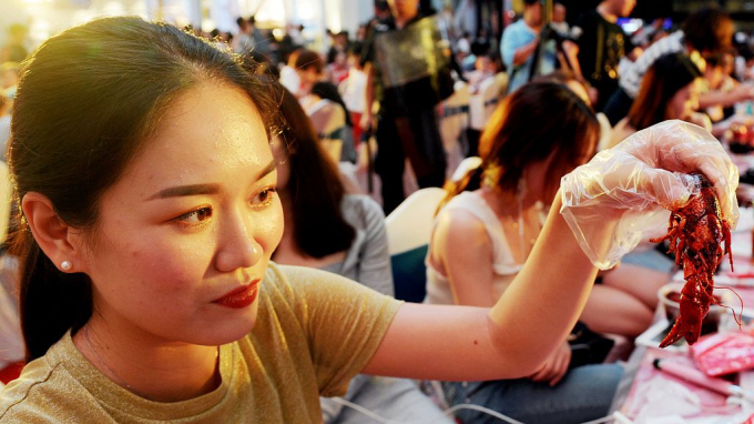 Giới trẻ Trung Quốc rất ưa thích các món ăn chế biến từ tôm hùm đất. Ảnh: Globaltimes