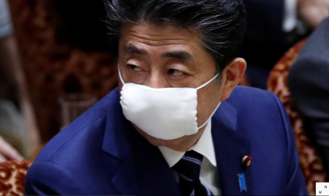 Thủ tướng Shinzo Abe đang cân nhắc ban bố tình trạng khẩn cấp quốc gia đối phó Covid-19. Ảnh: Reuters