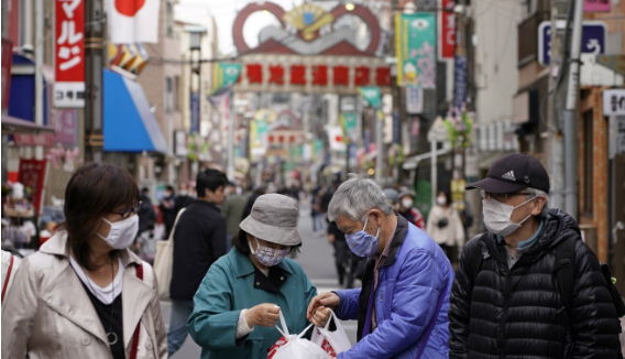 Người già ở thủ đô Tokyo vẫn đi mua sắm nơi công cộng hôm 4/4. Ảnh: SCMP