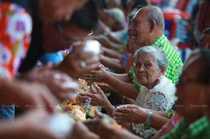 Theo phong tục truyền thống, người dân Thái Lan thường dành mối quan tâm đến những cao tuổi nhân dịp Tết Songkran. Ảnh: BKP