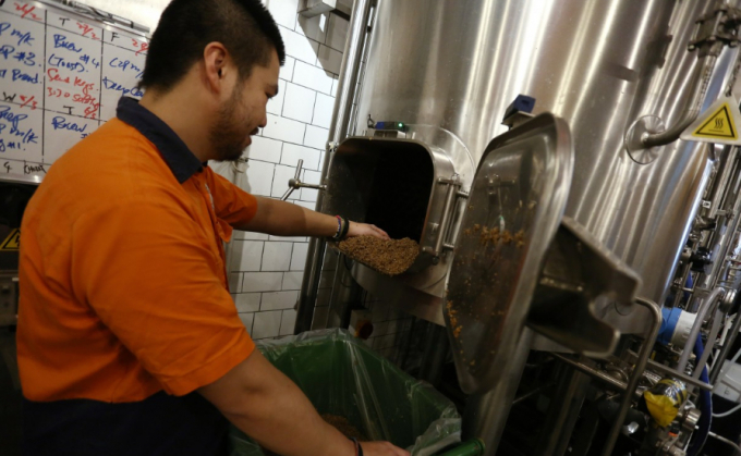 Chủ cơ sở sản xuất bia Boris Yeung thu gom bã rác để ủ phân sinh học. Ảnh: Jonathan Wong