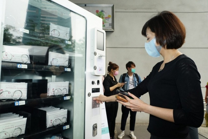 Đài Loan được cộng đồng quốc tế ca ngợi là mô hình chống dịch hiệu quả. Trong ảnh là máy bán khẩu trang tự động tại thành phố Đài Bắc.  Ảnh: Taiwannews
