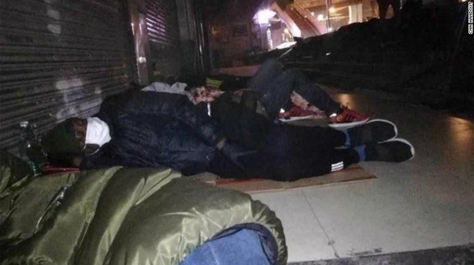 Người châu Phi ngủ trên đường phố ở Quảng Châu sau khi không thể tìm được nơi trú ẩn. Ảnh: CNN