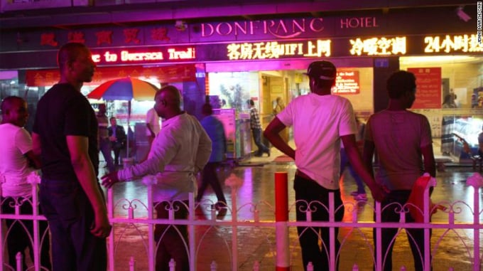 Rất đông người da màu phải lang thang vật vờ ở Quảng Châu những ngày vừa qua. Ảnh: Ajazeera