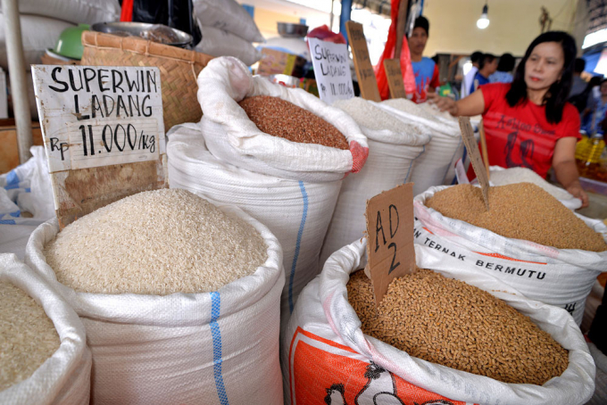 Một tiểu thương bán gạo tại chợ Pinasungkulan ở Manado, Bắc Sulawesi. Ảnh: Antara