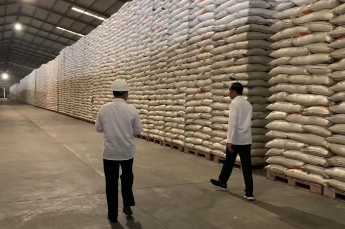 Tổng thống Indonesia Joko Widodo (ảnh phải) trực tiếp đi kiểm tra kho gạo dự trữ quốc gia ở Kelapa Gading, Bắc Jakarta hôm 18/3. Ảnh: State Secretariat