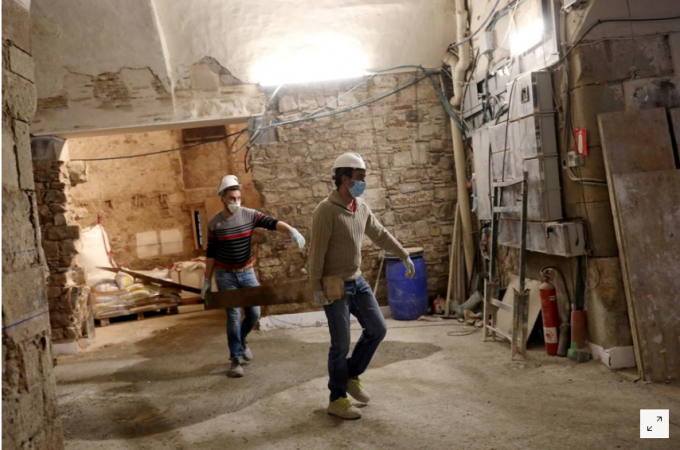 Công nhân đeo khẩu trang làm việc tại công trường xây dựng ở Barcelona, ​​Tây Ban Nha hôm 14/4.    Ảnh: REUTERS