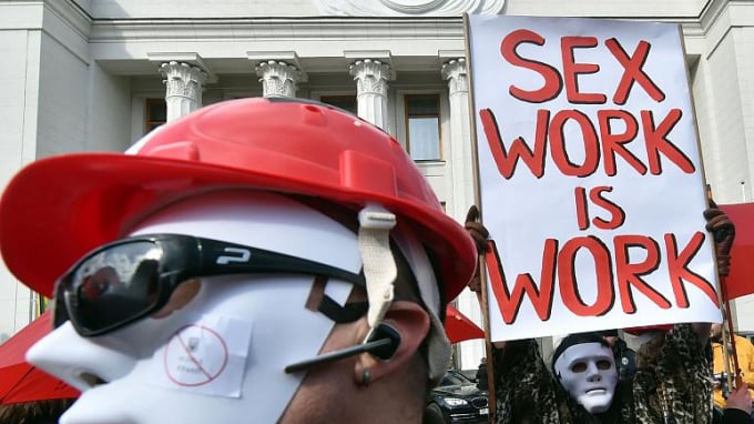 Nhiều mạng lưới đấu tranh đòi công bằng cho phụ nữ thời kỳ bị phong tỏa. Ảnh: Reuters