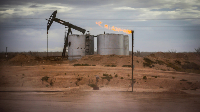 Một giàn khoan dầu thô ở Texas. Ảnh: Reuters