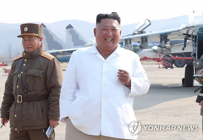 Ông Kim Jong-un nghiện thuốc lá nặng và mắc các chứng bệnh béo phì, tim mạch. Ảnh: Yonhap