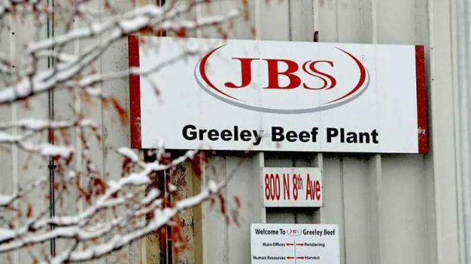 Nhà máy đóng gói thịt của JBS ở Greeley, bang Colorado đã buộc phải đóng cửa do có nhiều công nhân nhiễm coronavirus. Ảnh: AFP