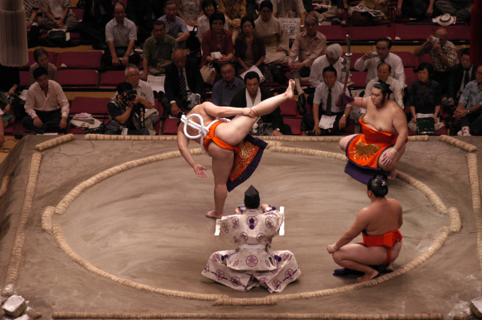 Các võ sĩ sumo trông nặng nề nhưng họ luyện tập hàng ngày nên rất linh hoạt và mạnh mẽ. Ảnh: Getty Images