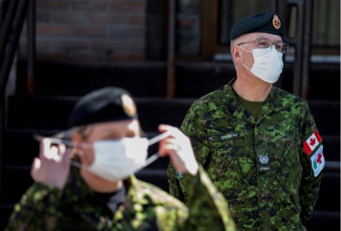 Lực lượng vũ trang Canada đeo khẩu trang làm việc tại trung tâm chăm sóc người cao tuổi ở Montreal. Ảnh: Reuters