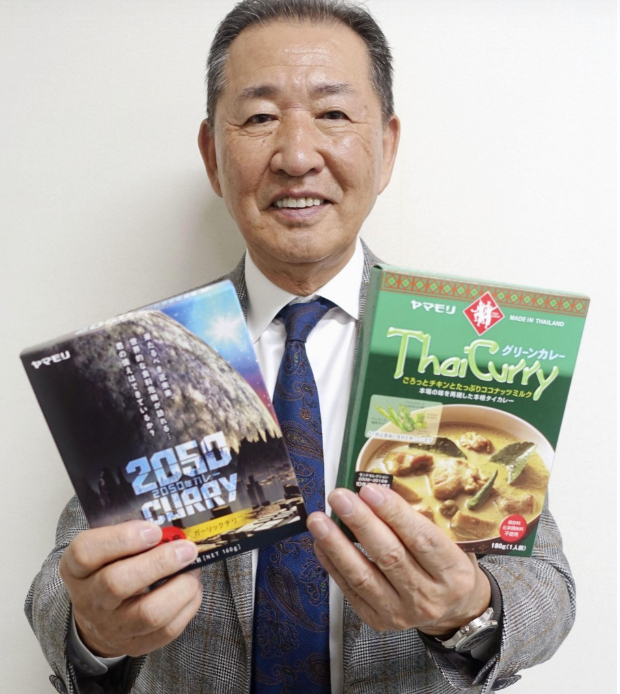 Chủ tịch hãng Yamamori, Noritada Mitsubayashi tự quảng bá dòng sản phẩm mới. Ảnh: KyodoNews